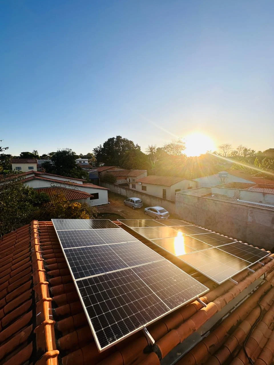 Painéis fotovoltaicos em uma residência ao fim da tarde